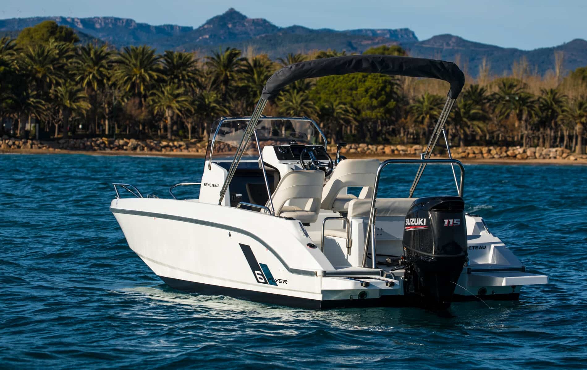 The FLYER 6 SPACEdeck by Beneteau Outboard