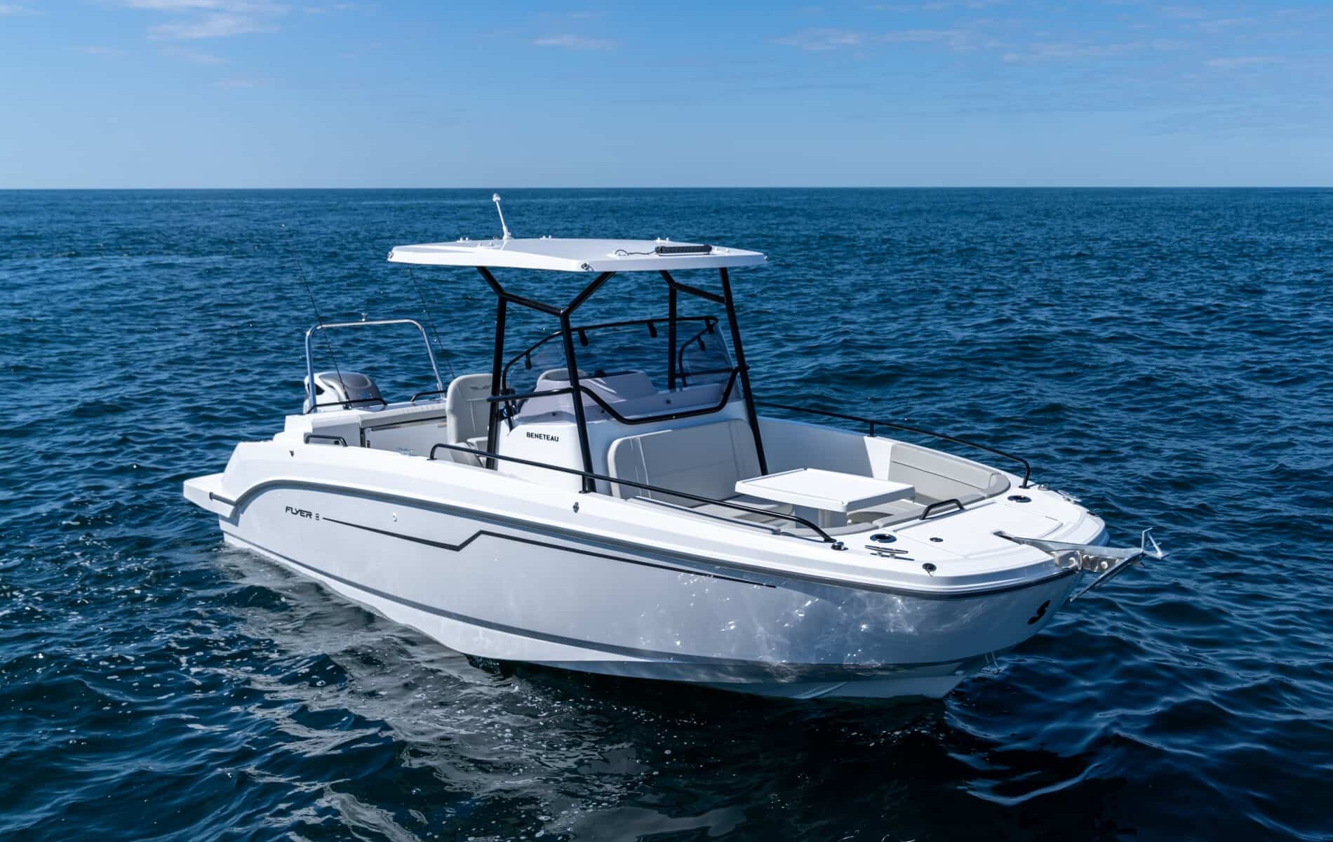 The FLYER 8 SPACEdeck by Beneteau Outboard