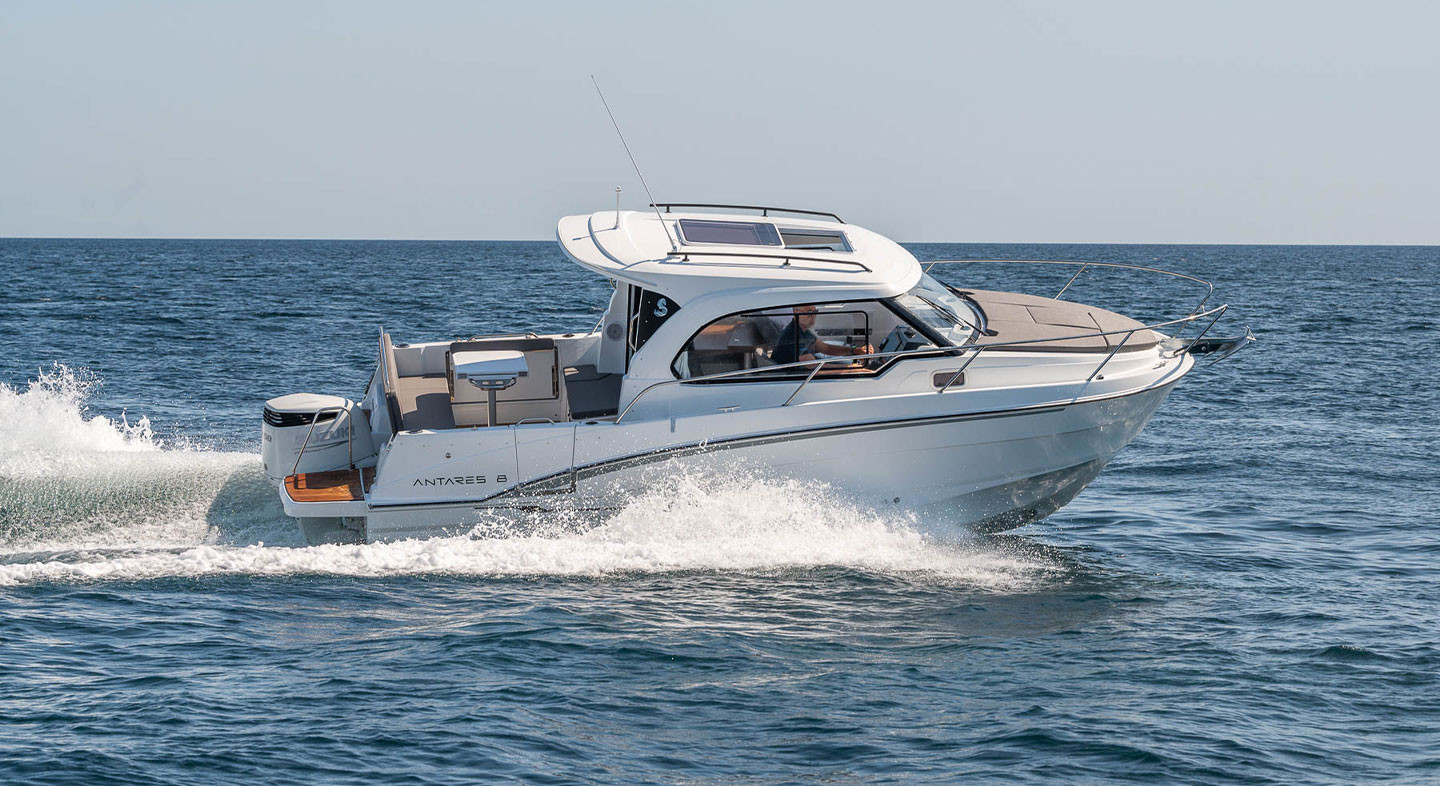 The 2024 ANTARES 8 by Beneteau Outboard