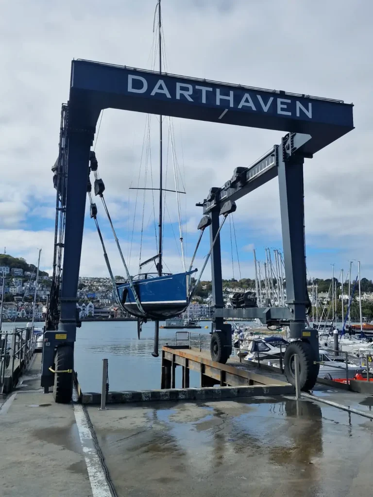boatyard-boat-lift-service